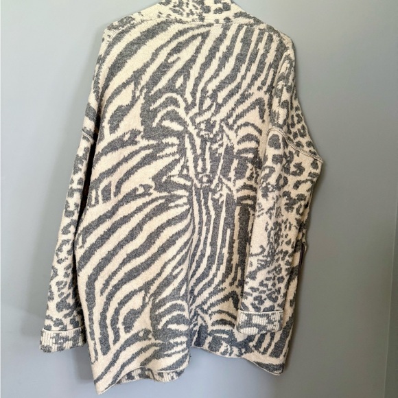 Free People Cardigan Sweater Cozy Warm Oversize Soft Women Animal Print - Picture 3 of 6
